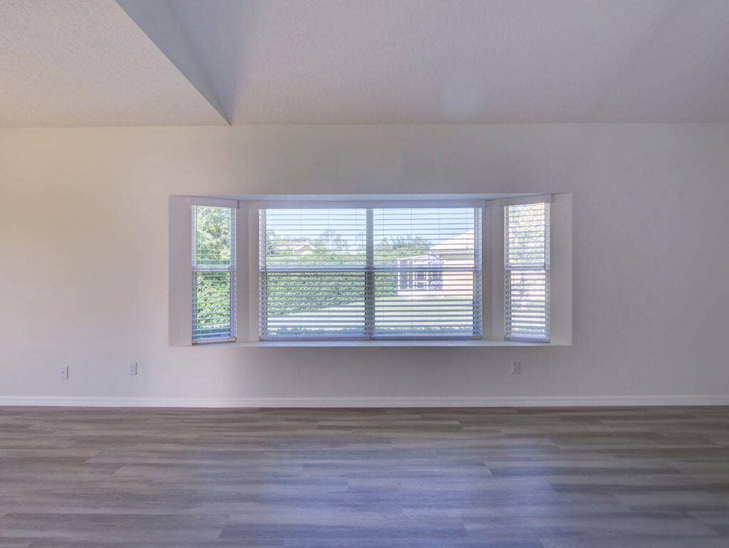 9013 HEATHLAND Court, Mount Dora, FL 32757 9013 Heathland bay window 1