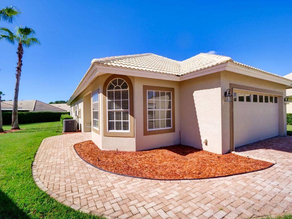 9013 HEATHLAND Court, Mount Dora, FL 32757 9013 Heathland side entrance