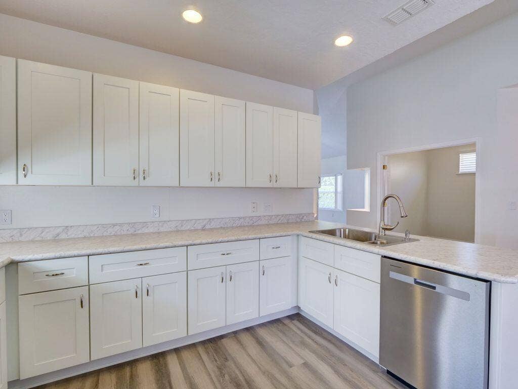 9013 HEATHLAND Court, Mount Dora, FL 32757 9013 Heathland new cabinets