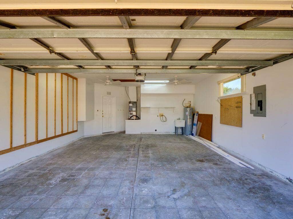 9013 HEATHLAND Court, Mount Dora, FL 32757 9013 Heathland 2 car garage