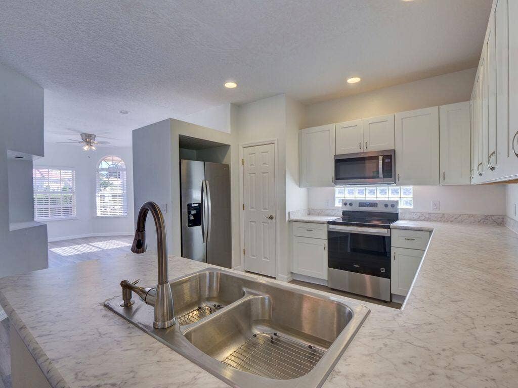 9013 HEATHLAND Court, Mount Dora, FL 32757 9013 Heathland kitchen amd eat