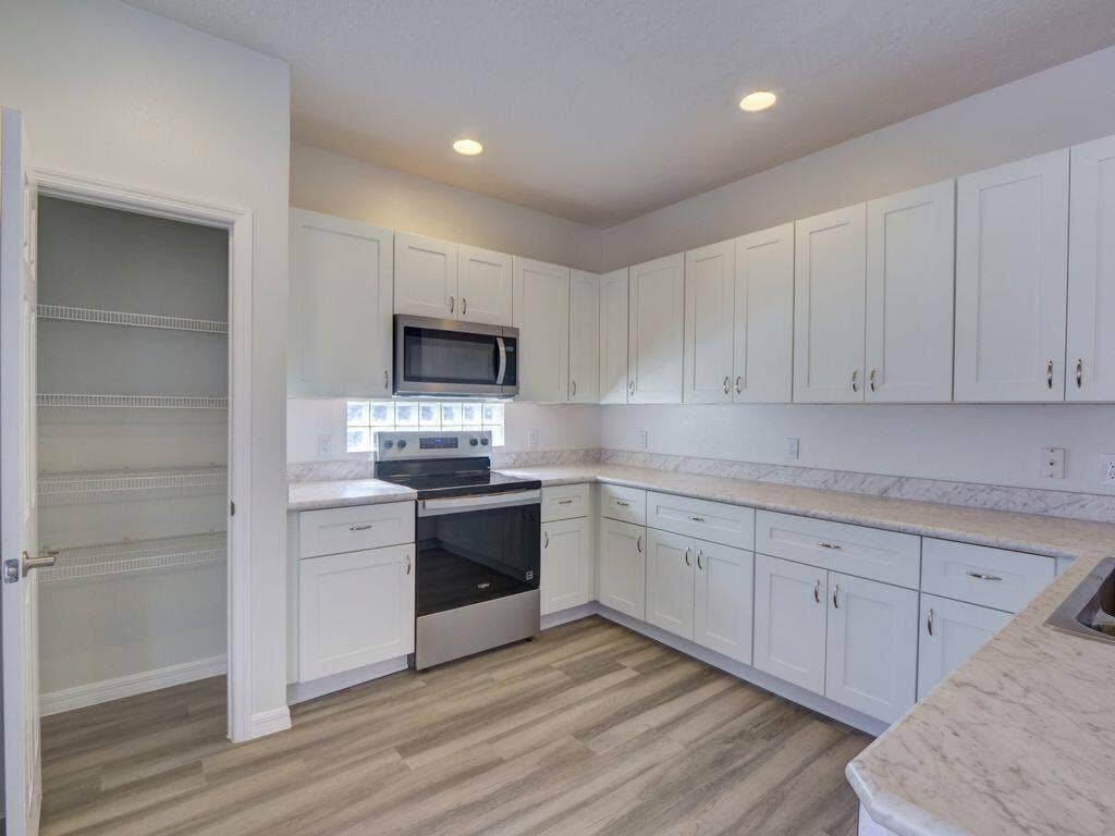9013 HEATHLAND Court, Mount Dora, FL 32757 9013 Heathland kitchen