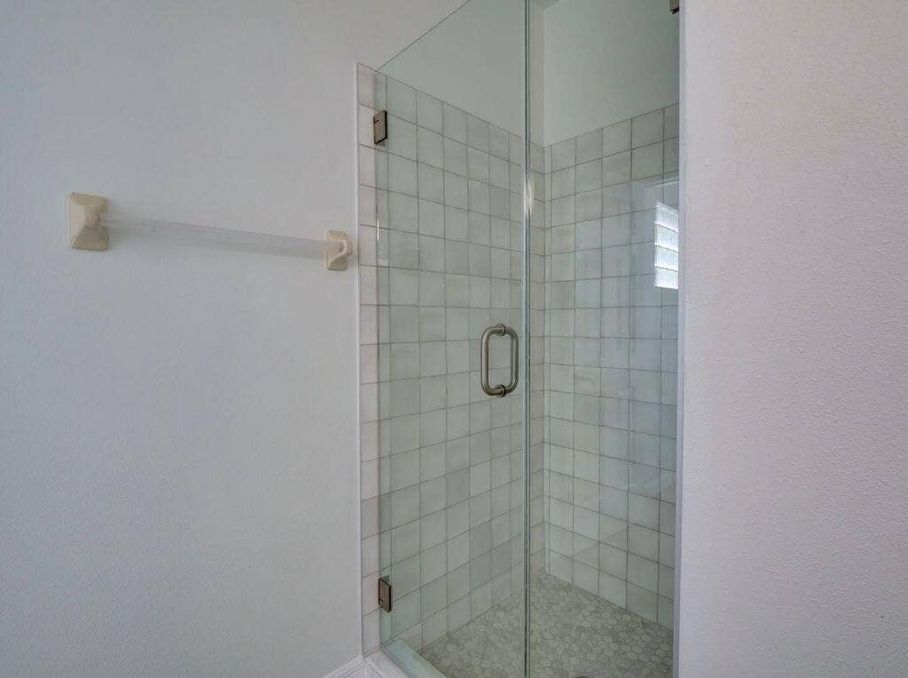 9013 HEATHLAND Court, Mount Dora, FL 32757 9013 Heathland shower