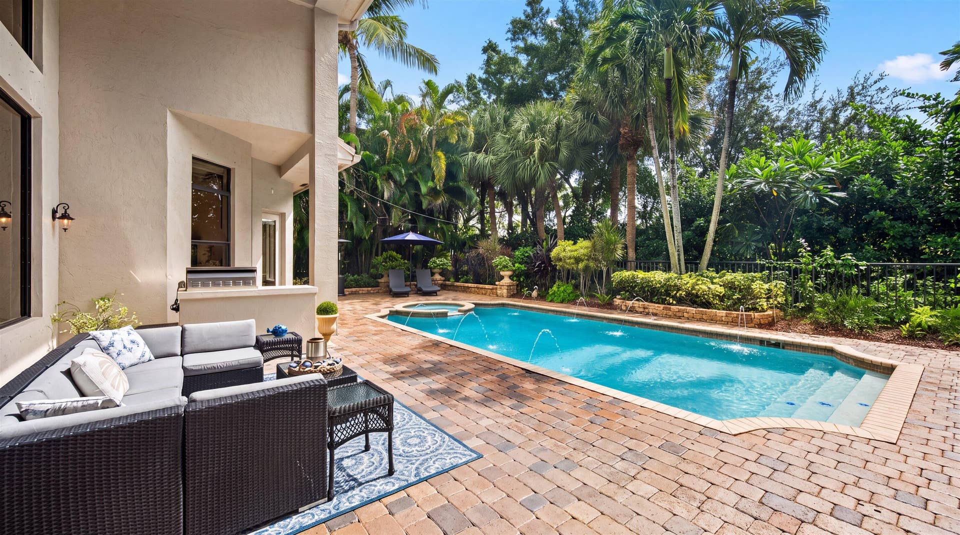 10586 Versailles Boulevard, Wellington, FL 33449 Covered Seating Area