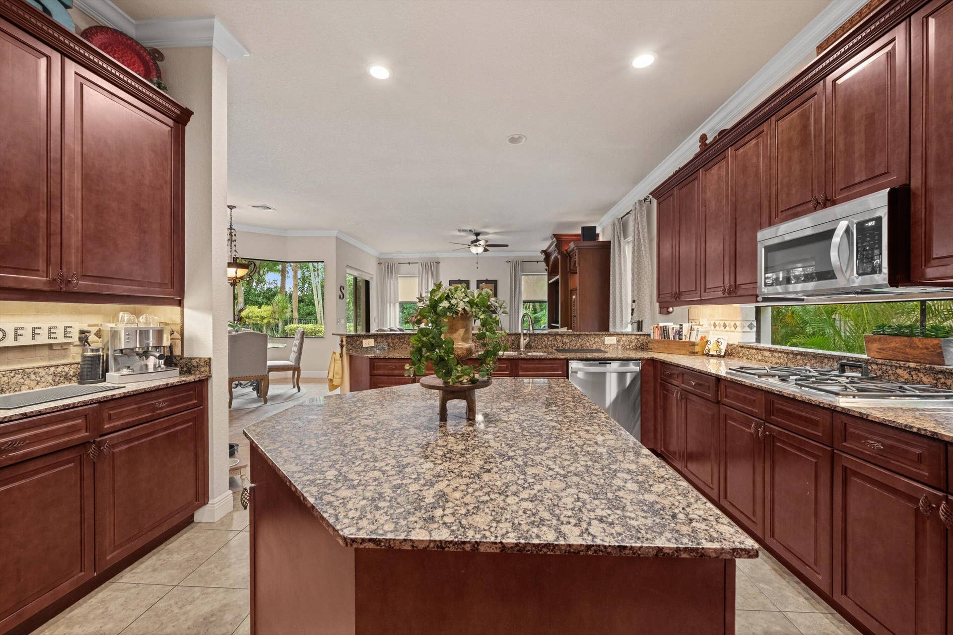 10586 Versailles Boulevard, Wellington, FL 33449 Sizable Island