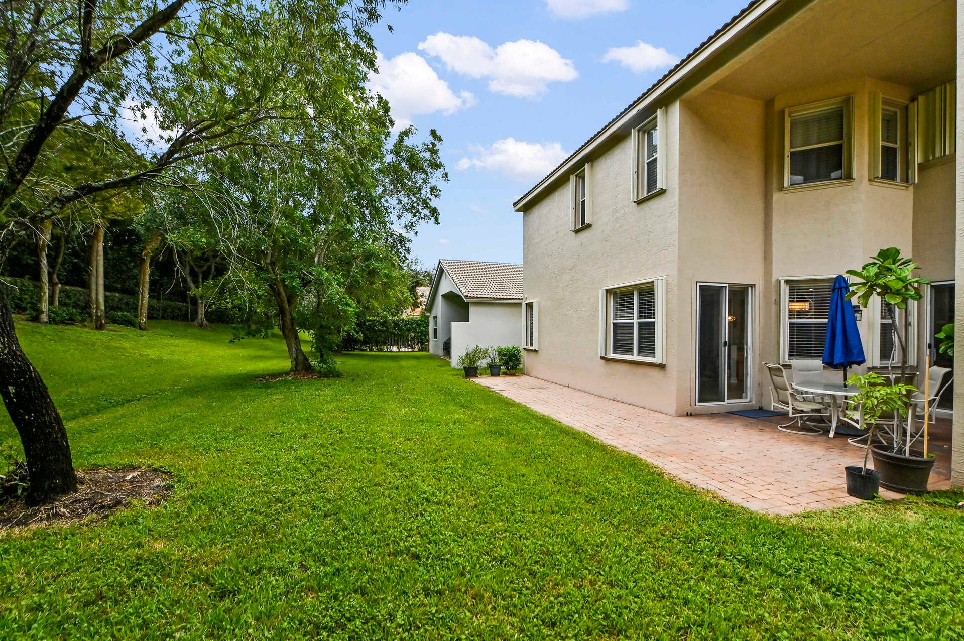 39 Backyard 01