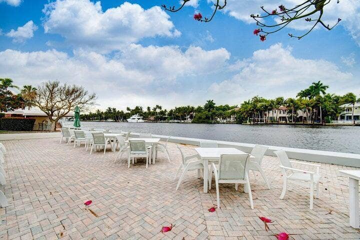 Grill & Lounge Area