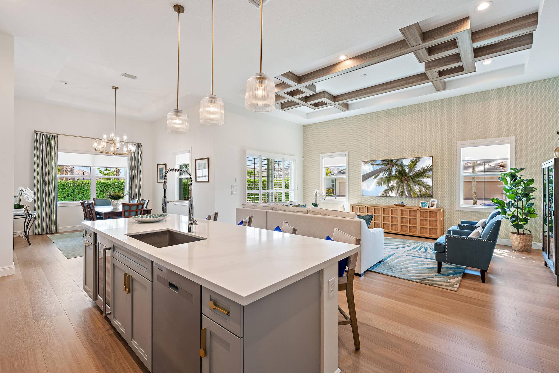 10038 Regency Way, Palm Beach Gardens, FL 33412 Living Room/Kitchen