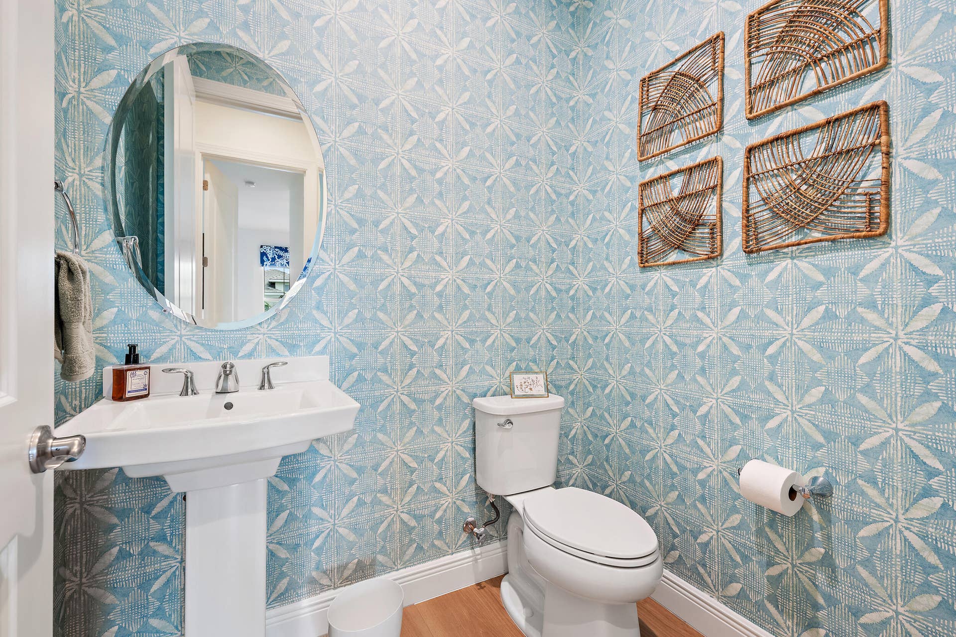 10038 Regency Way, Palm Beach Gardens, FL 33412 Guest Bathroom