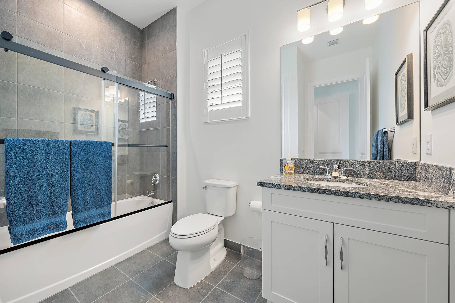 10038 Regency Way, Palm Beach Gardens, FL 33412 Guest Bathroom