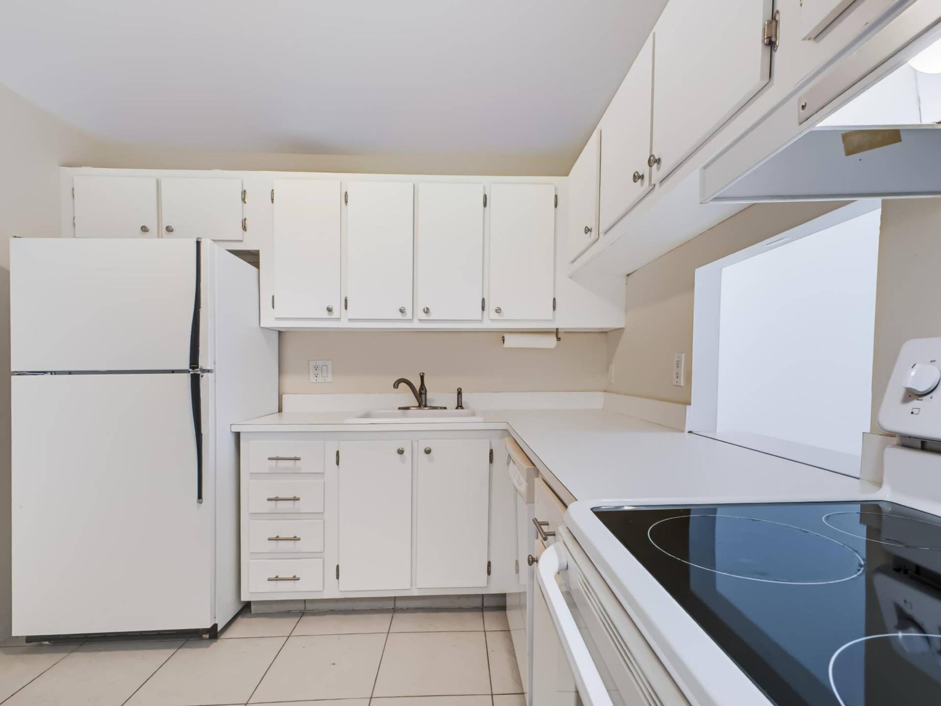 500 Executive Center Drive, #5M, West Palm Beach, FL 33401 500 Executive Center Dr 5M - Kitchen