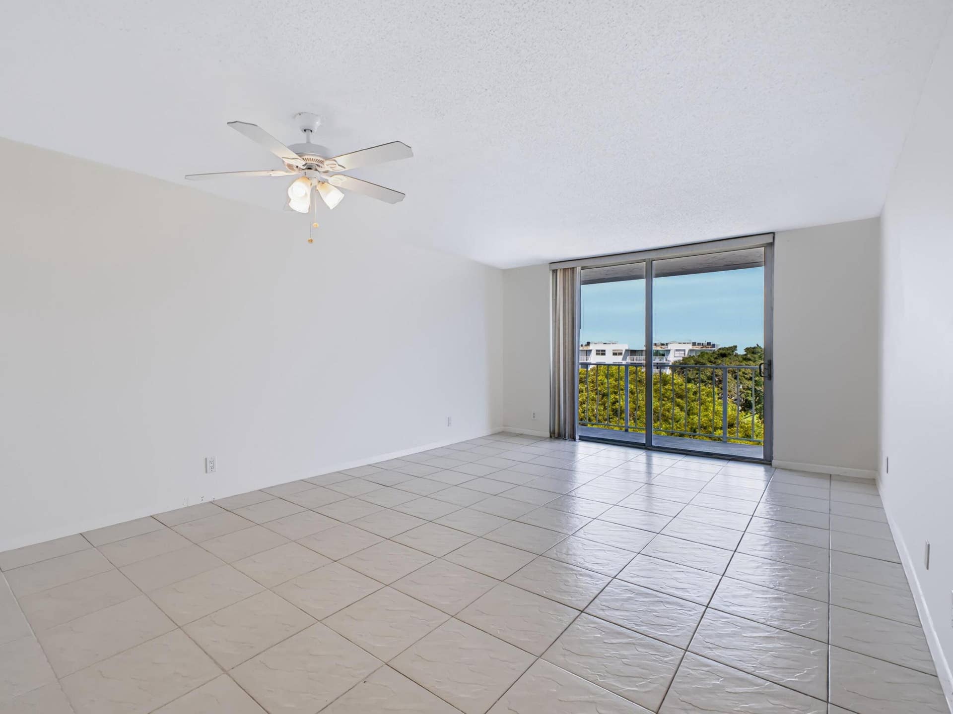 500 Executive Center Drive, #5M, West Palm Beach, FL 33401 500 Executive Center Dr 5M - Living Room