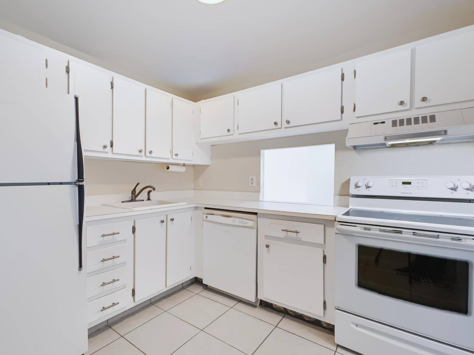 500 Executive Center Drive, #5M, West Palm Beach, FL 33401 500 Executive Center Dr 5M - Kitchen