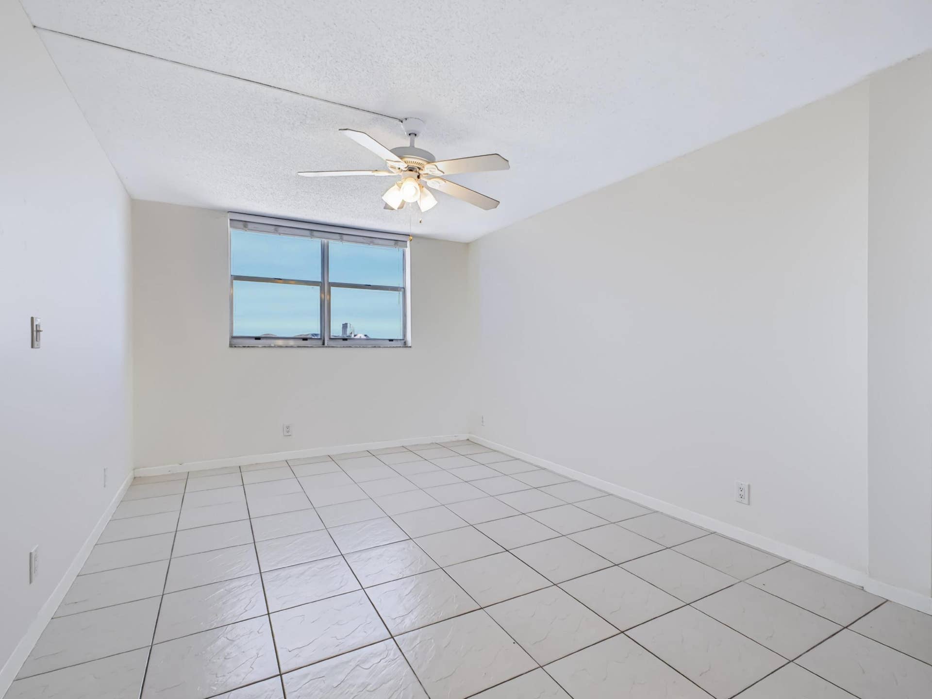 500 Executive Center Drive, #5M, West Palm Beach, FL 33401 500 Executive Center Dr 5M - Bedroom