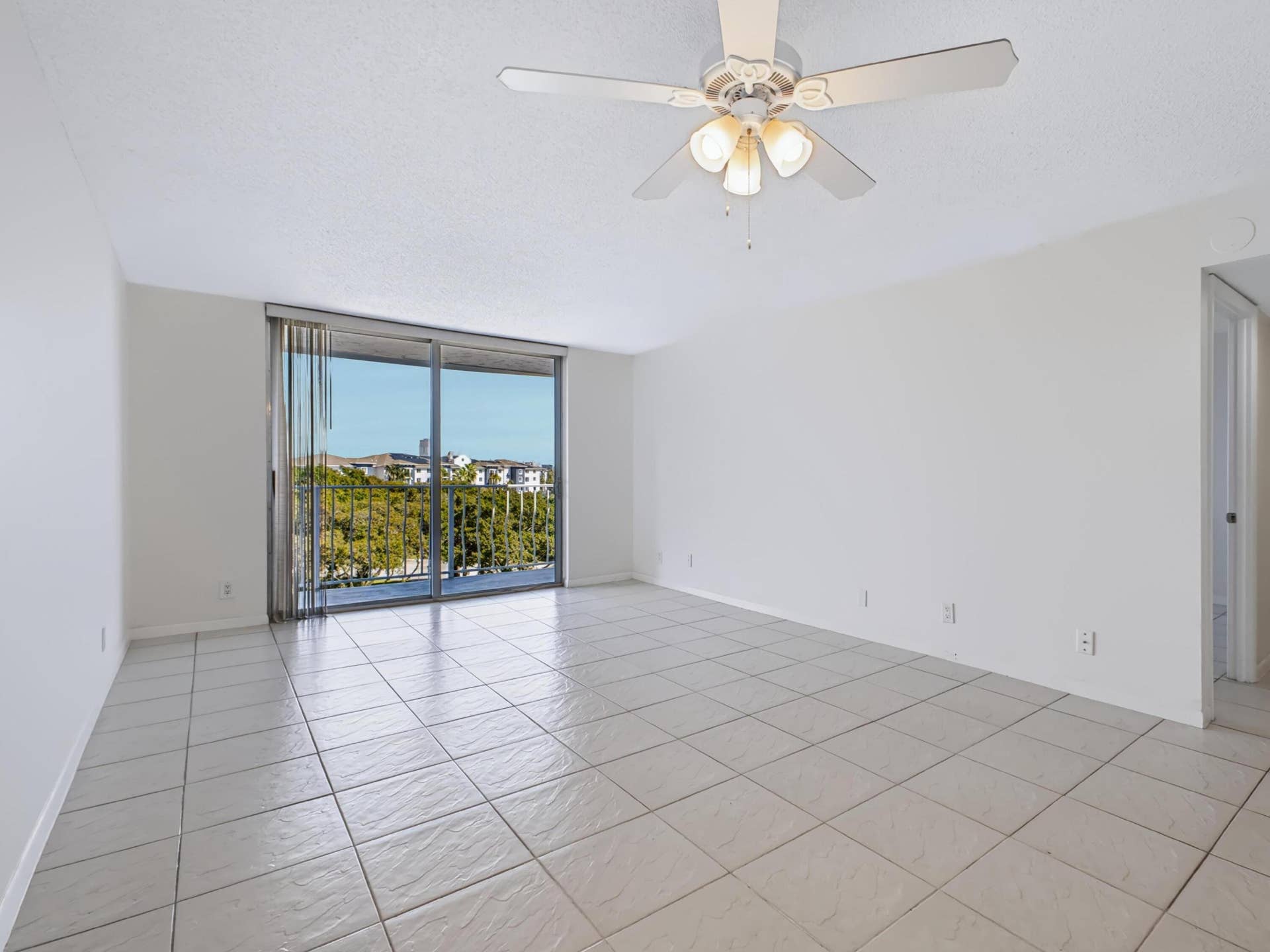 500 Executive Center Drive, #5M, West Palm Beach, FL 33401 500 Executive Center Dr 5M - Living Room