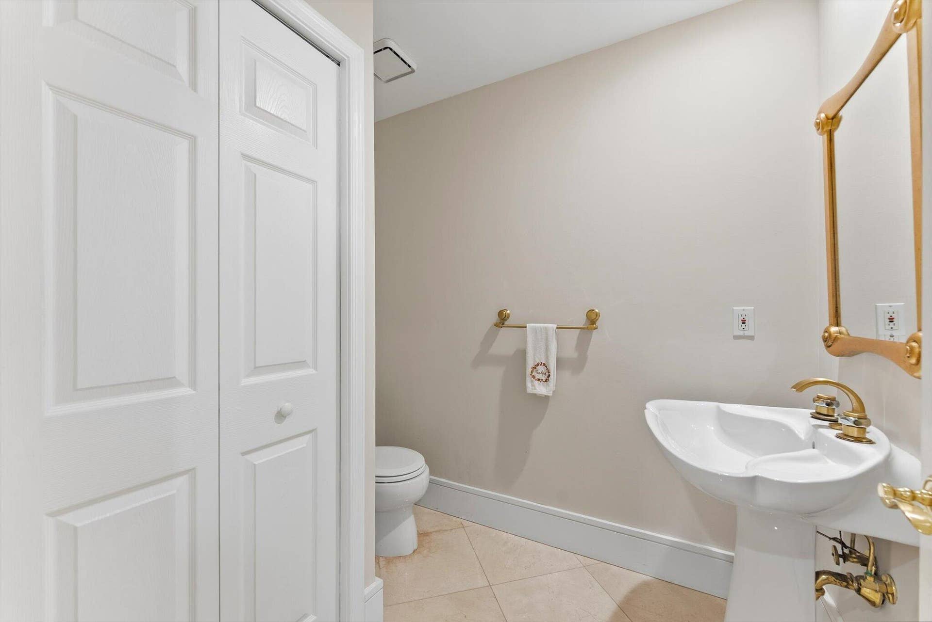 4475 Woodfield Boulevard, Boca Raton, FL 33434 Powder Room