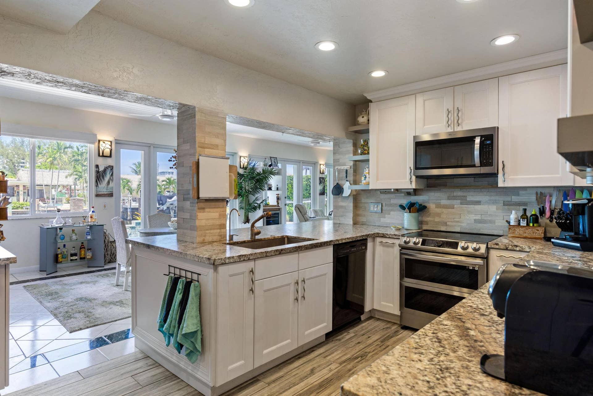 2851 NE 11TH Street, Pompano Beach, FL 33062 Kitchen