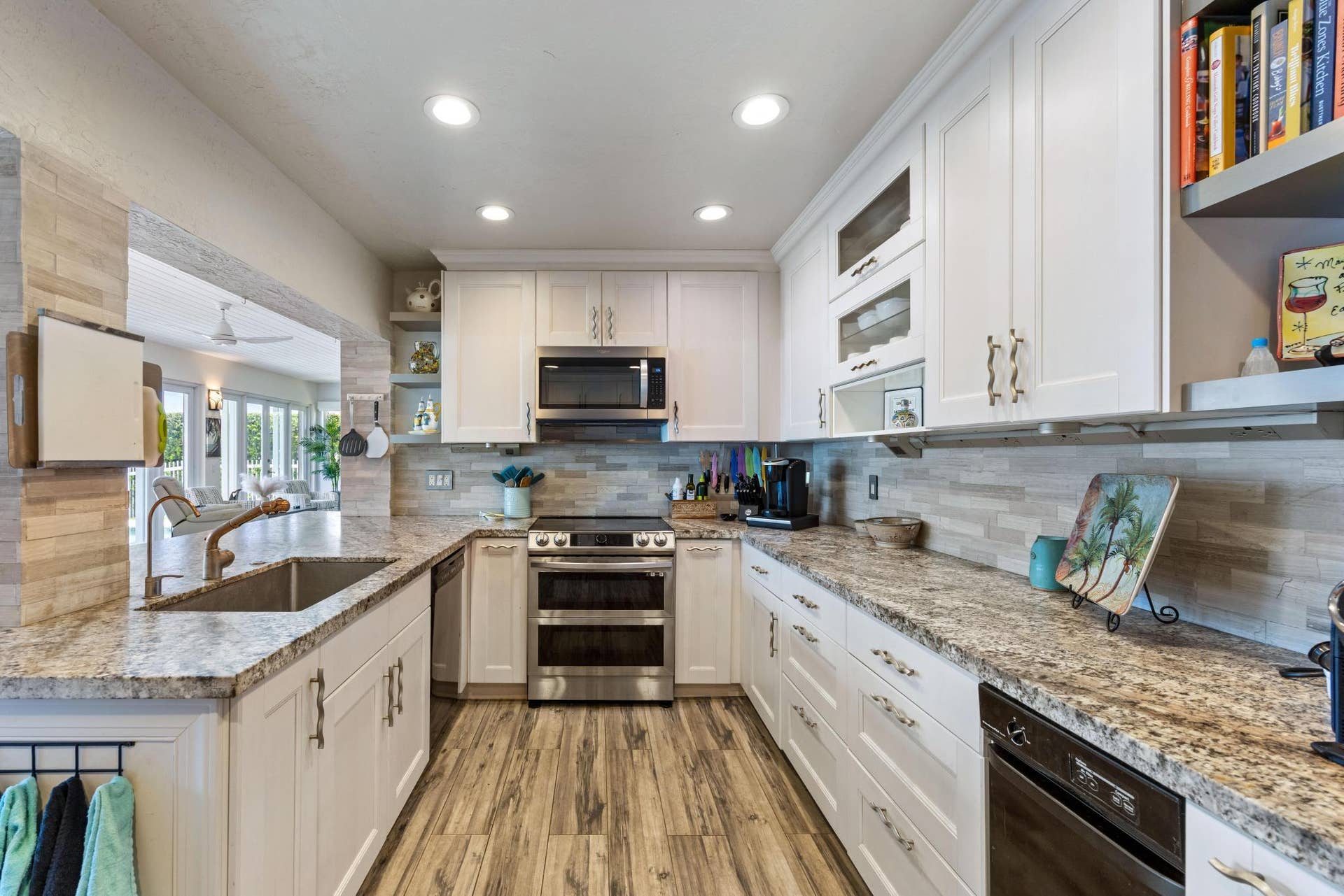 2851 NE 11TH Street, Pompano Beach, FL 33062 Kitchen