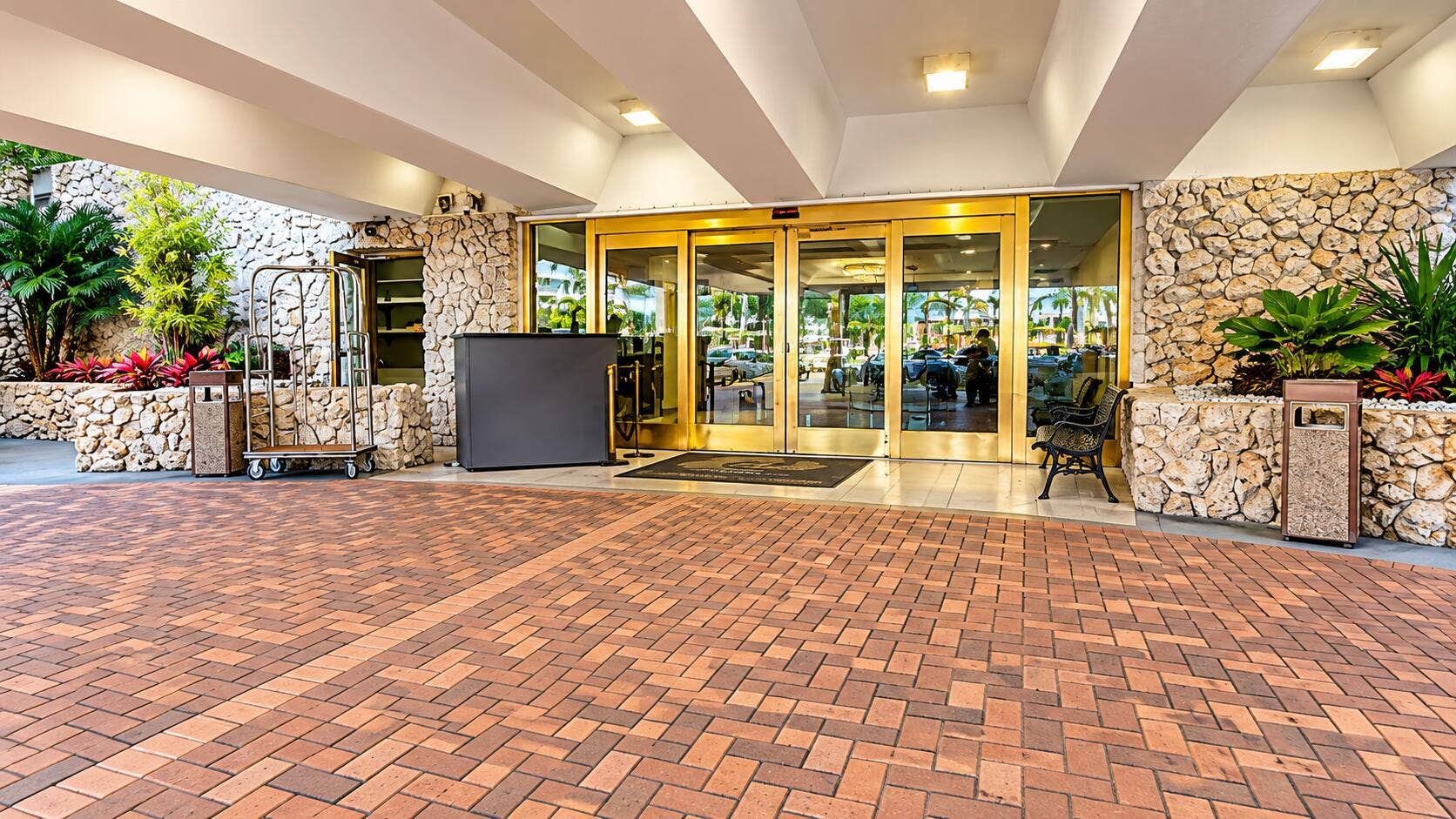 2030 S OCEAN Drive, #211, Hallandale Beach, FL 33009 Tropical Hotel Entrance Porte-Cochre