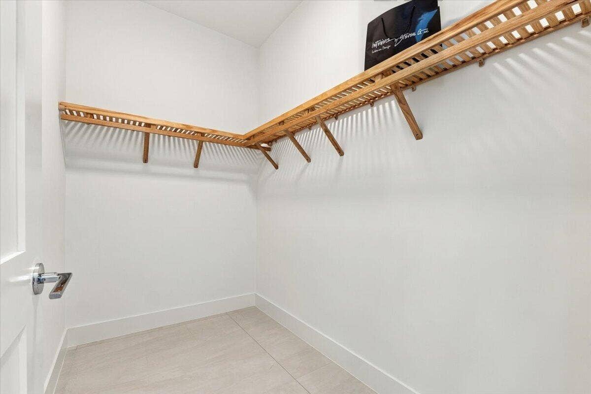 Guest suite 1-Walk in closet