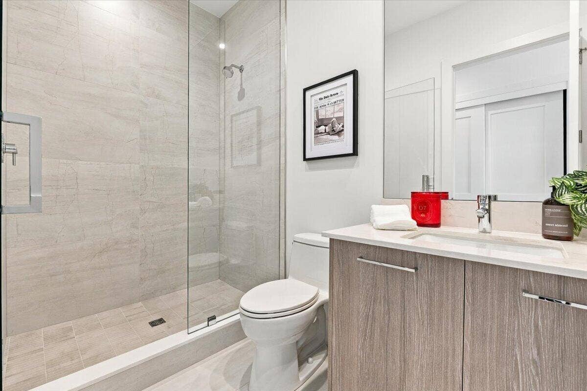 Guest suite 2- Bath