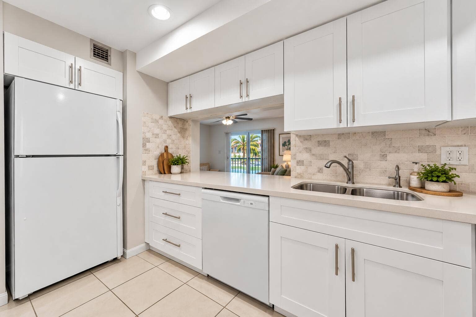 3909 N Ocean Boulevard, #113, Fort Lauderdale, FL 33308 kichen