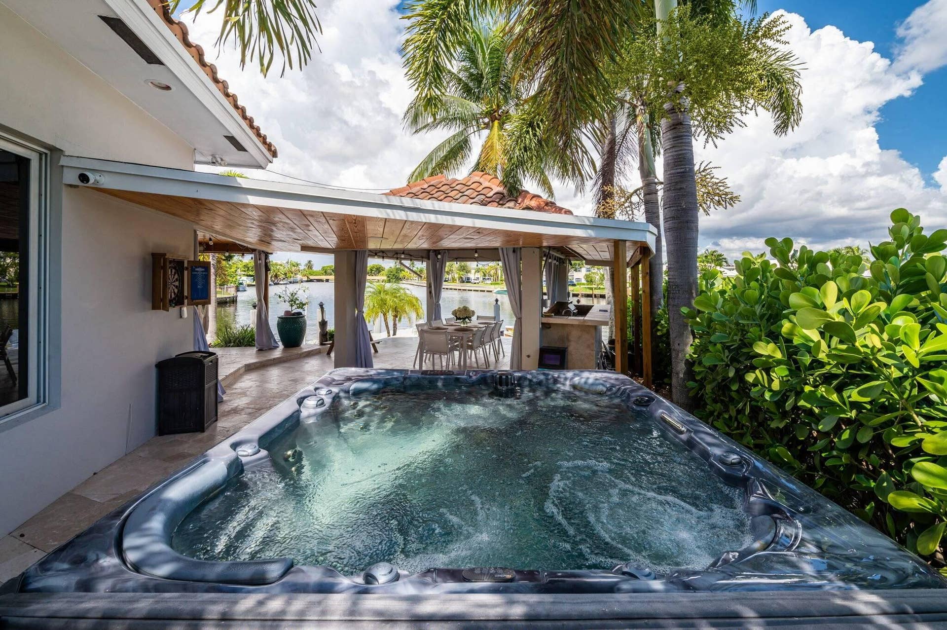 6541 NE 20TH Avenue, Fort Lauderdale, FL 33308 Private Hot Tub & Tropical Retreat