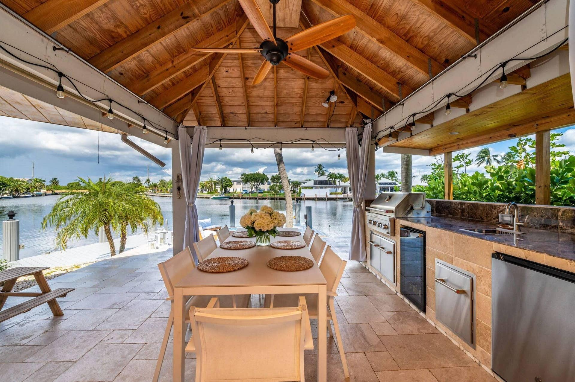 6541 NE 20TH Avenue, Fort Lauderdale, FL 33308 Outdoor Summer Kitchen & Dining Area