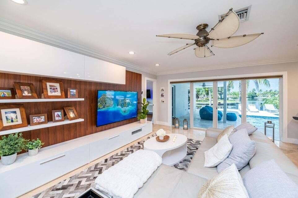 6541 NE 20TH Avenue, Fort Lauderdale, FL 33308 Cozy Living Room with Waterfront Views-o