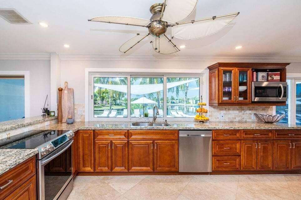 6541 NE 20TH Avenue, Fort Lauderdale, FL 33308 Gourmet Kitchen with Professional Range