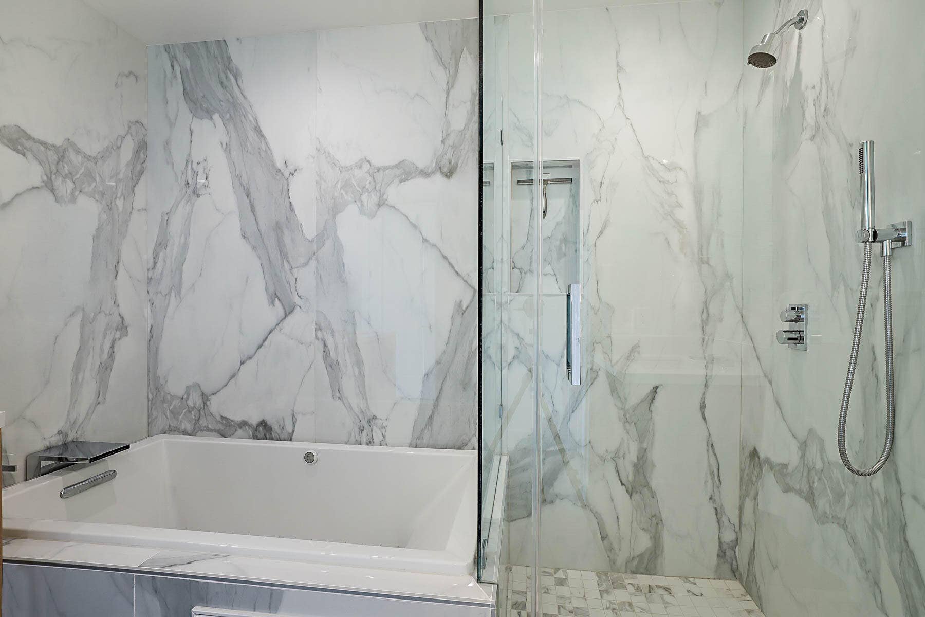AIR-JETTED TUB