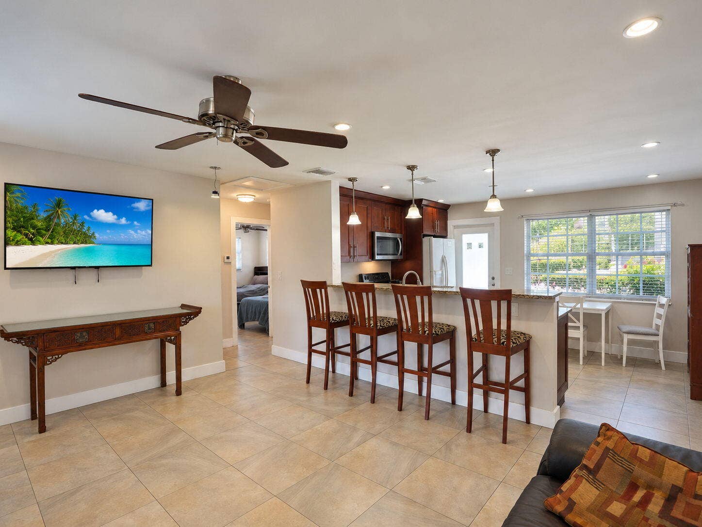 904 NE 10TH Avenue, Pompano Beach, FL 33060 24-web-or-mls-Daniel_904_NE_10th_Ave_21