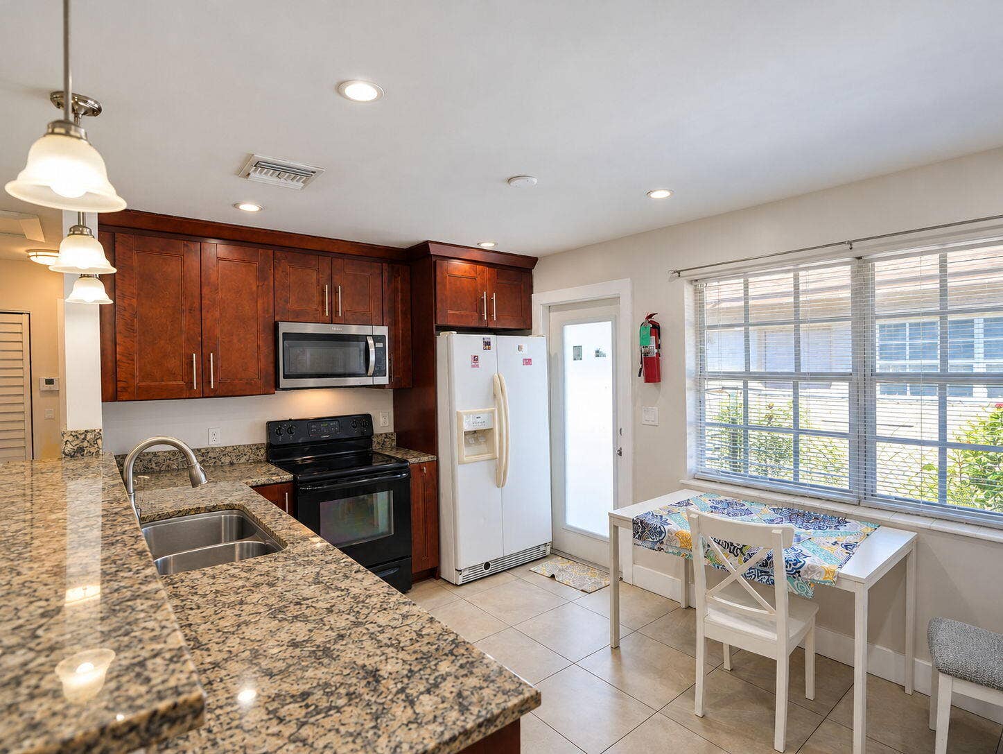904 NE 10TH Avenue, Pompano Beach, FL 33060 23-web-or-mls-Daniel_904_NE_10th_Ave_23