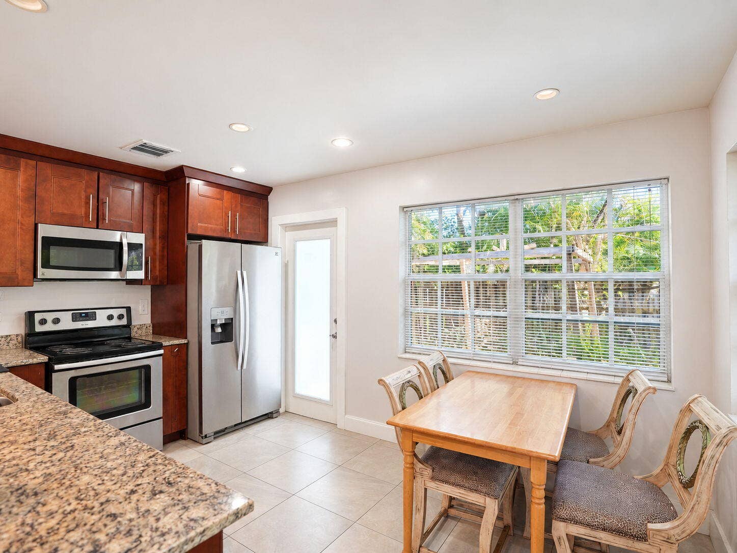 904 NE 10TH Avenue, Pompano Beach, FL 33060 6-web-or-mls-Daniel_904_NE_10th_Ave_05