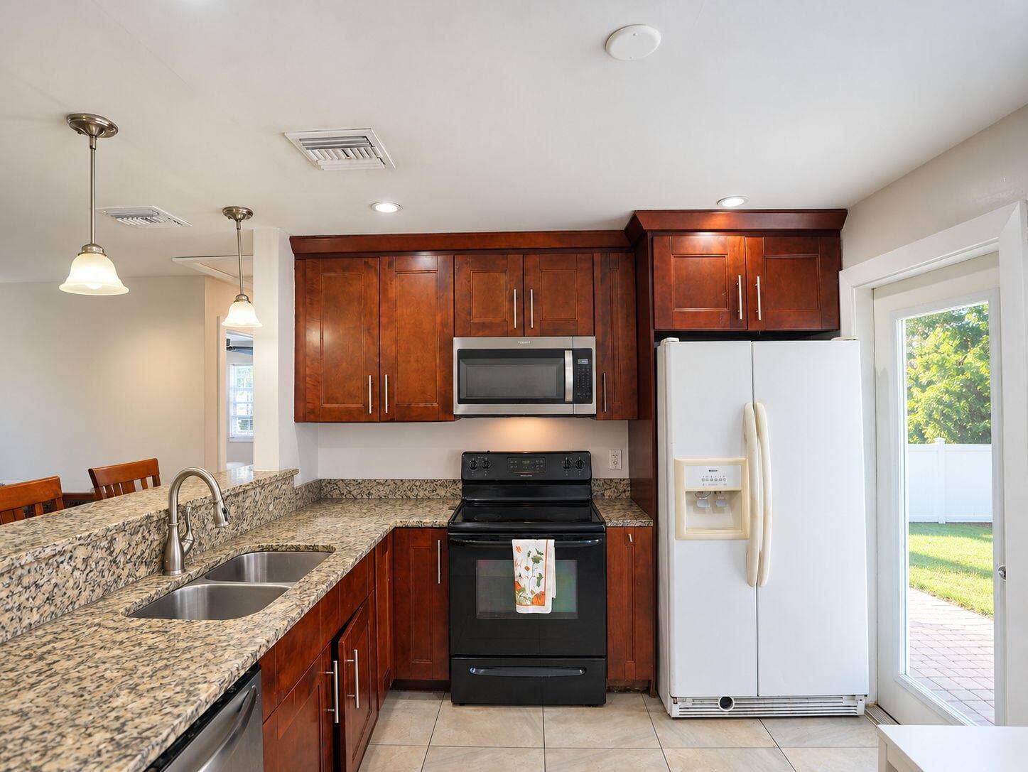 904 NE 10TH Avenue, Pompano Beach, FL 33060 18-web-or-mls-Daniel_904_NE_10th_Ave_24