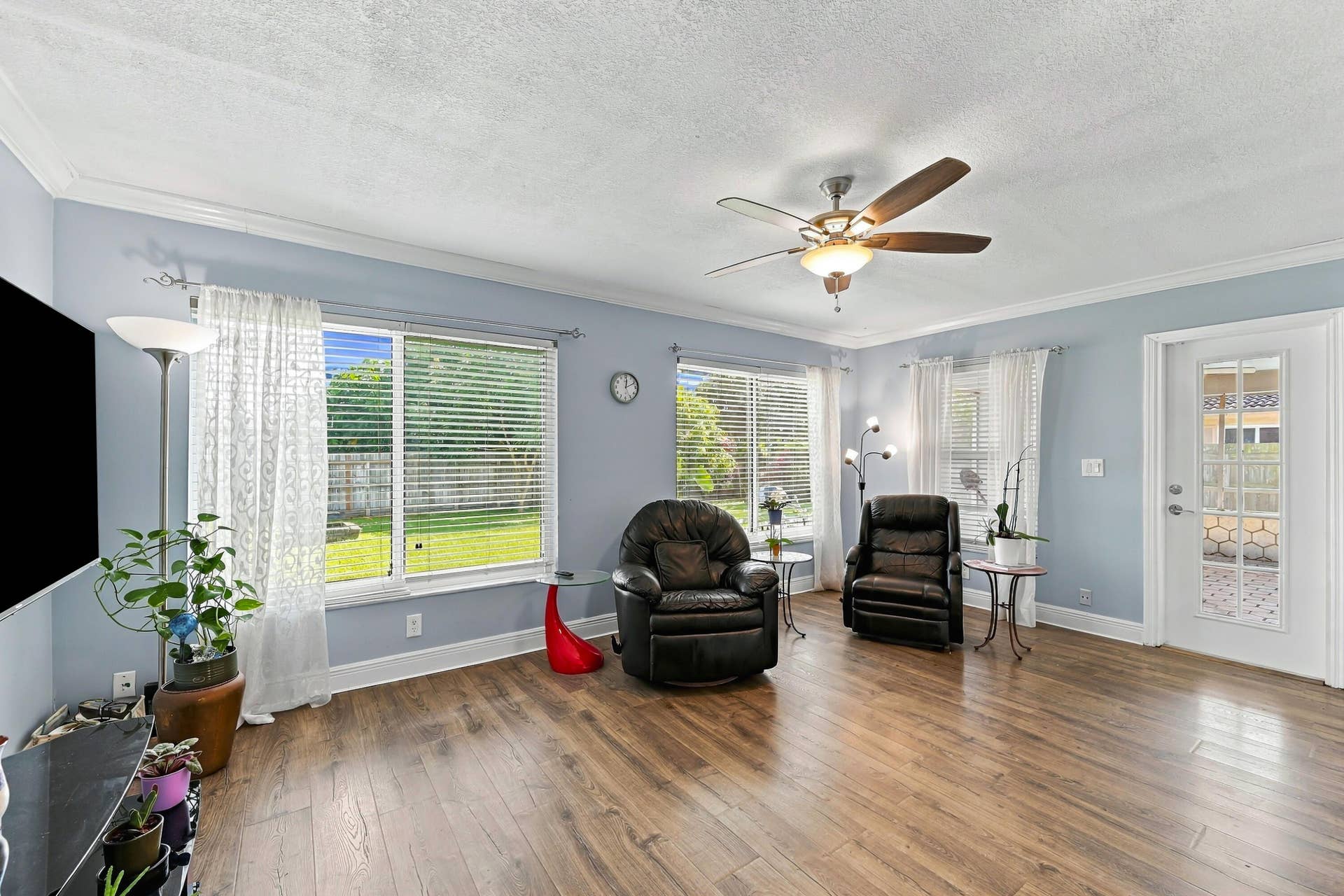 16_family room