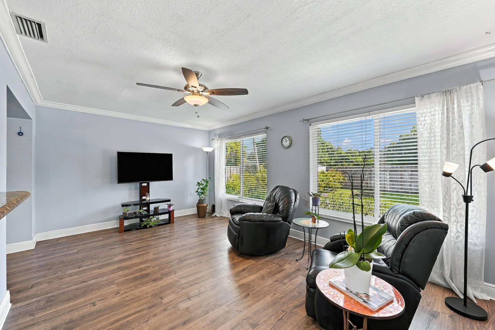 18_family room