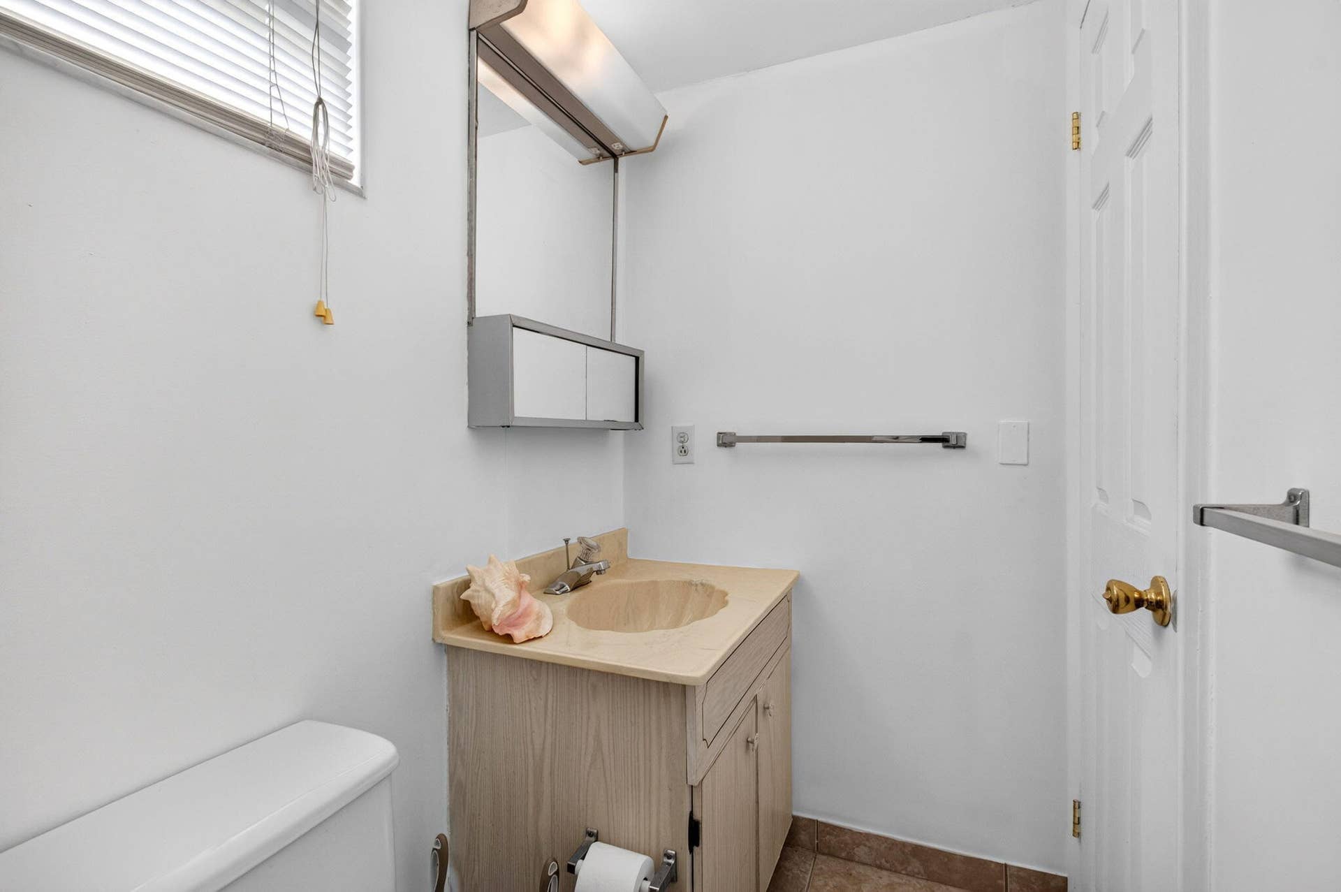 2703 Peer Lane, Delray Beach, FL 33445 2nd bathroom