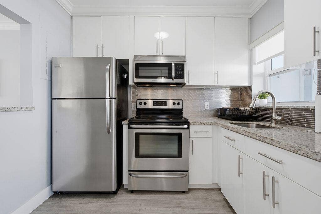 315 VAN BUREN Street, #205B, Hollywood, FL 33019 STAINLESS APPLIANCES