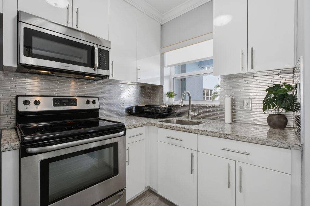 315 VAN BUREN Street, #205B, Hollywood, FL 33019 GRANITE COUNTER KITCHEN