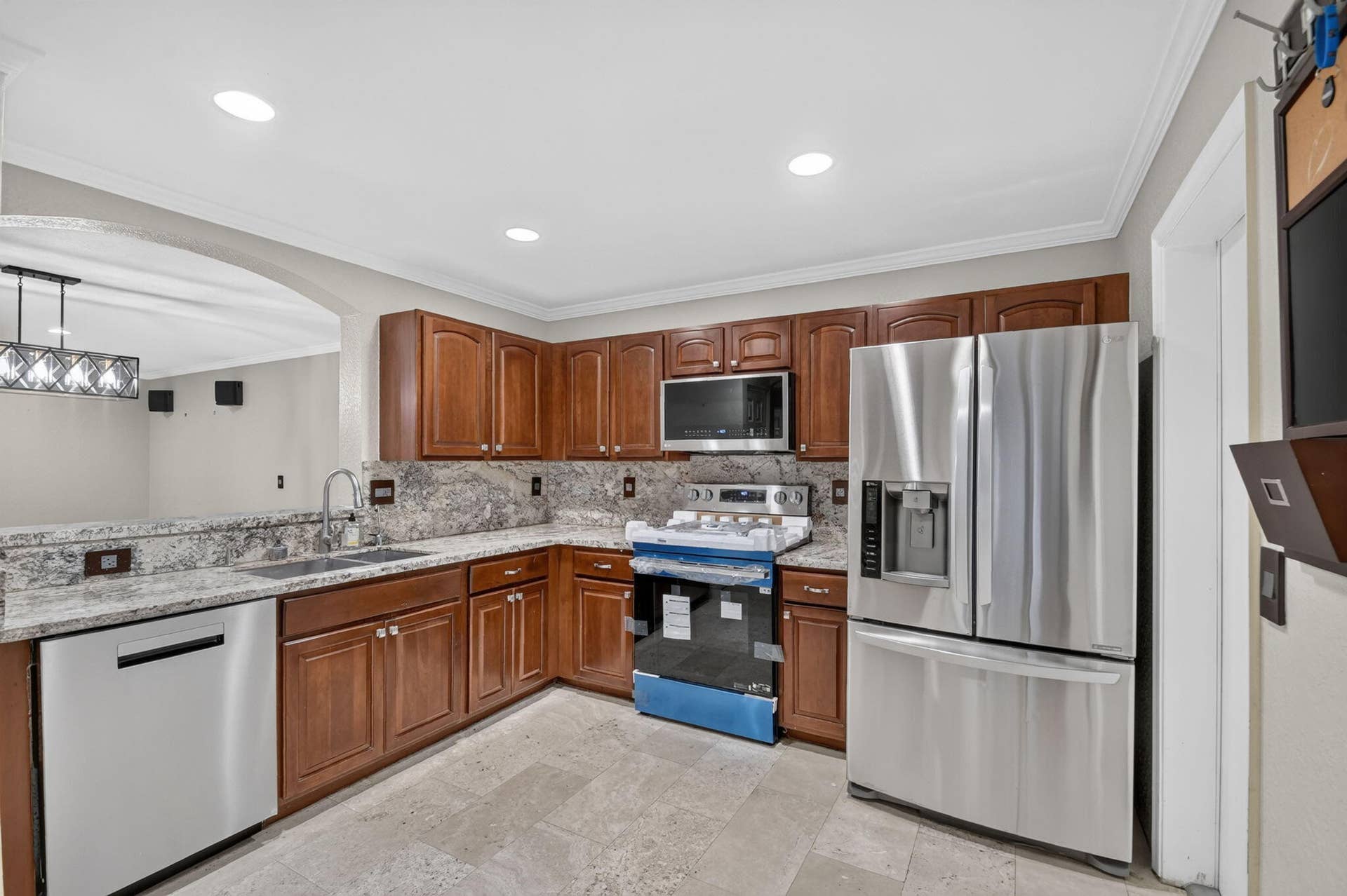 6143 Whalton Street, West Palm Beach, FL 33411 LG microwave approx. 2 years old. RO water system under sink.