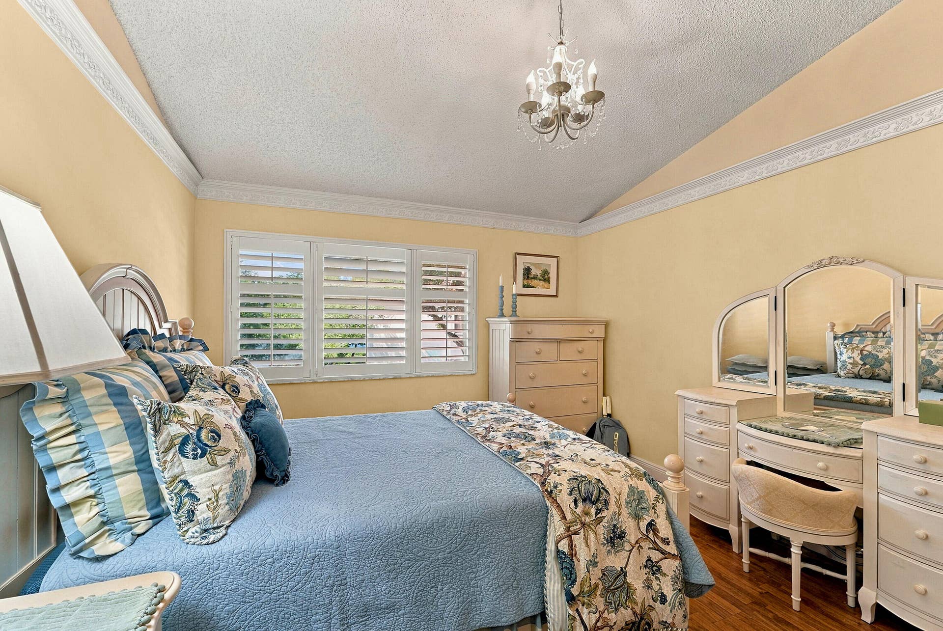 19_bedroom