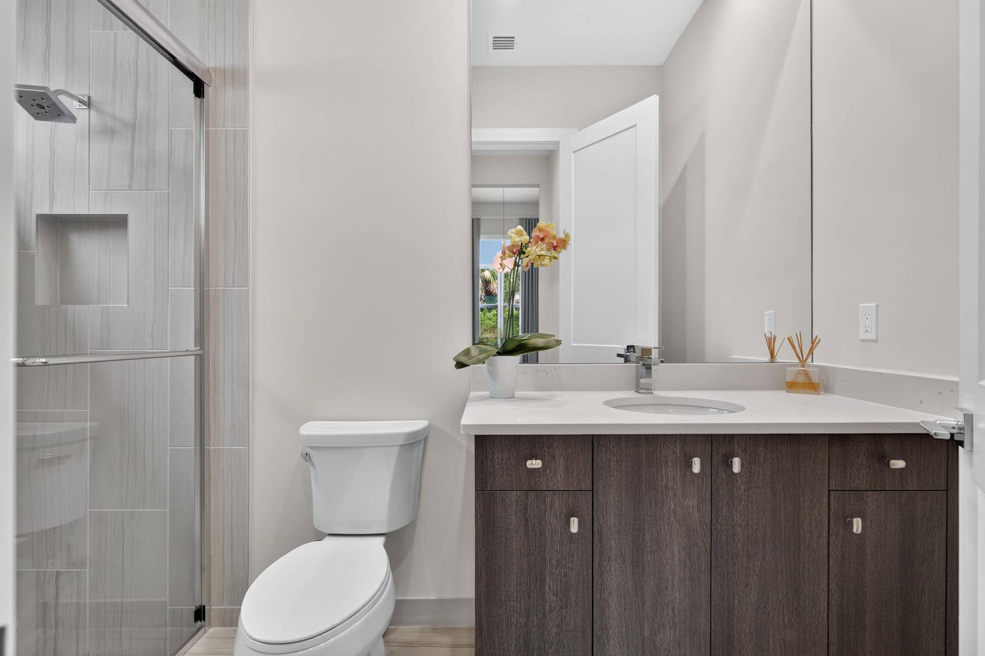 9372 Coral Isles Circle, Palm Beach Gardens, FL 33412 Guest Bathroom