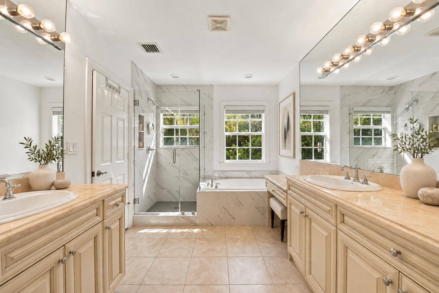 1752 NE 12TH Street, Fort Lauderdale, FL 33304 Primary bathroom with sculptural accents
