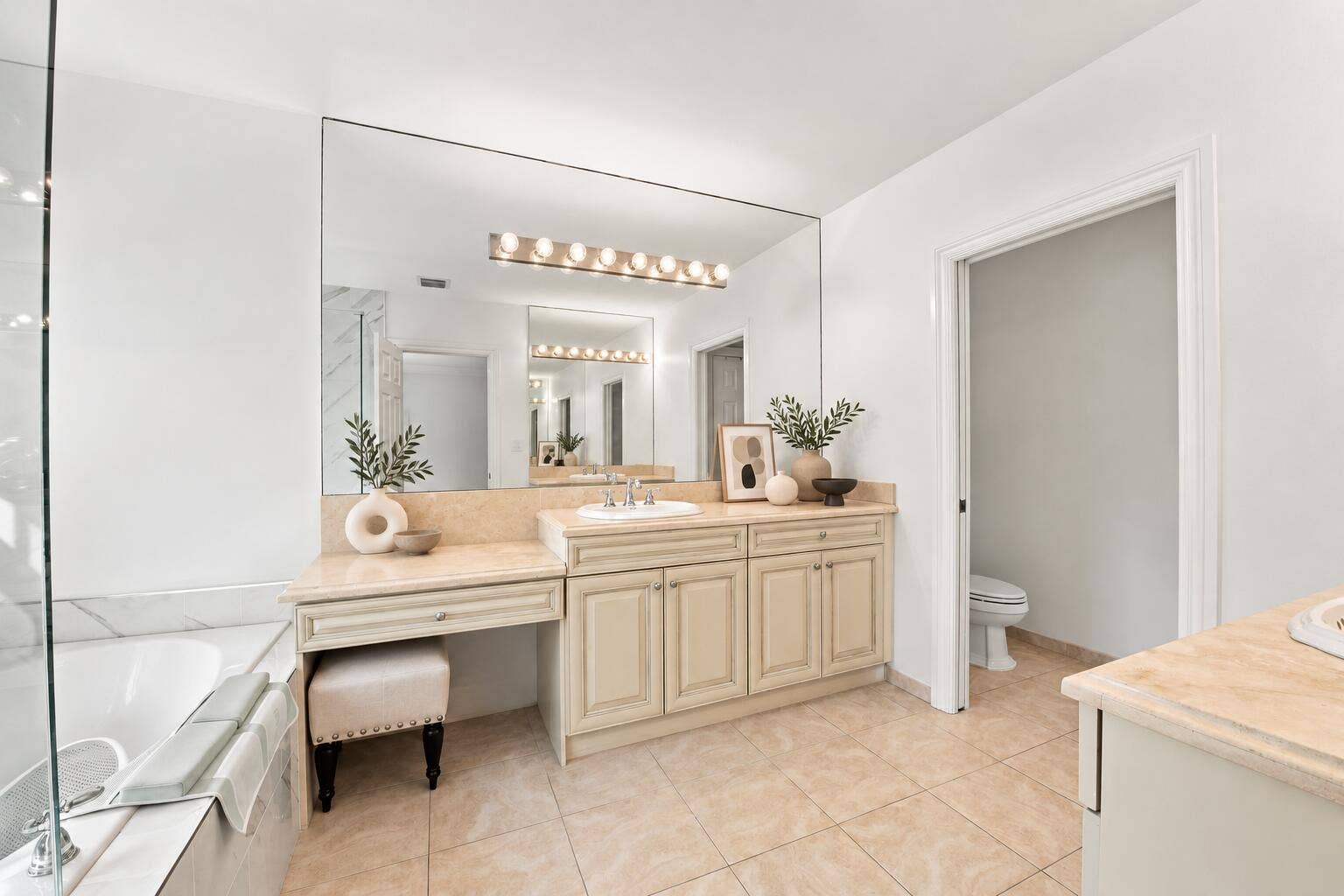 1752 NE 12TH Street, Fort Lauderdale, FL 33304 Primary bathroom with sculptural accents