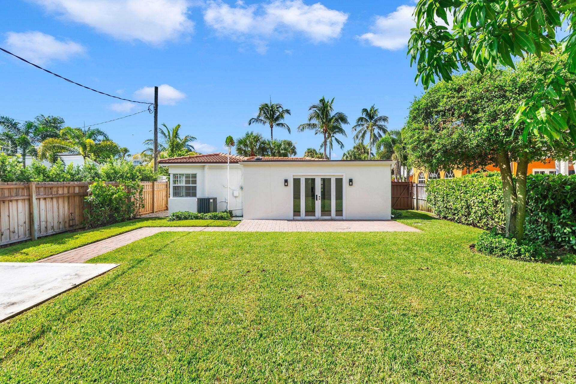 135 Edgewood Drive, West Palm Beach, FL 33405 Backyard