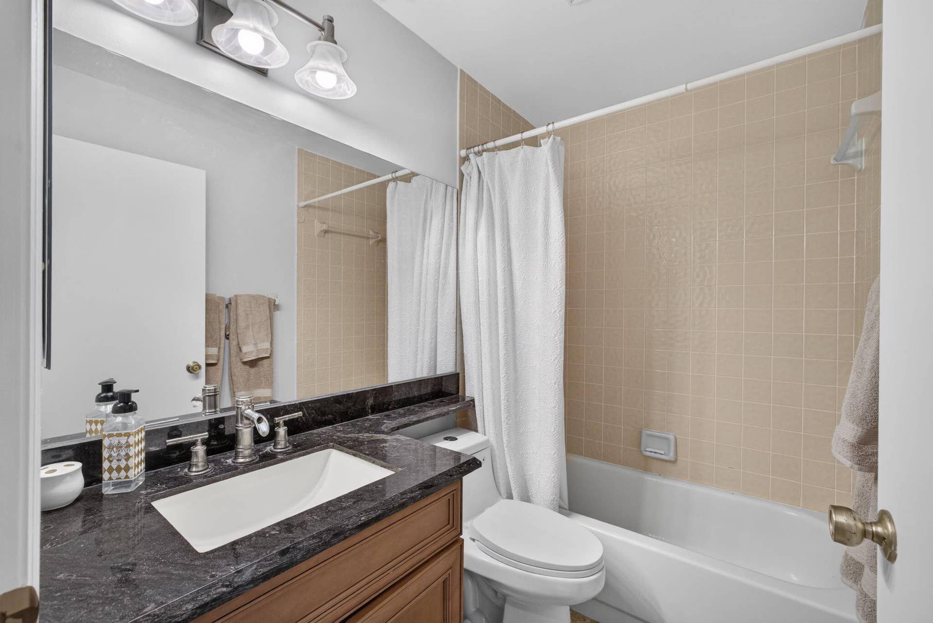 2439 Treasure Isle Drive, #Unit 7, West Palm Beach, FL 33410 25-web-or-mls-5D1A8116