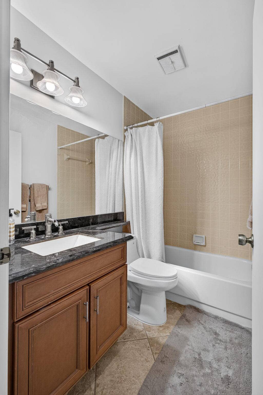 2439 Treasure Isle Drive, #Unit 7, West Palm Beach, FL 33410 26-web-or-mls-5D1A8120