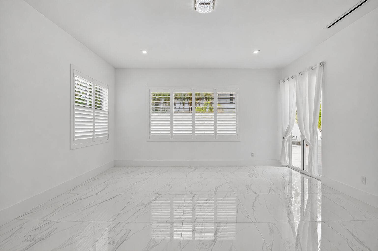 711 NE 6th Street, Boca Raton, FL 33432 Oner suite Furniture Digital removed.