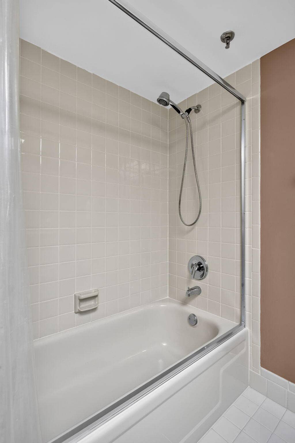 9220 SW 14TH Street, #3502, Boca Raton, FL 33428 GUEST BATH TUB WITH SHOWER